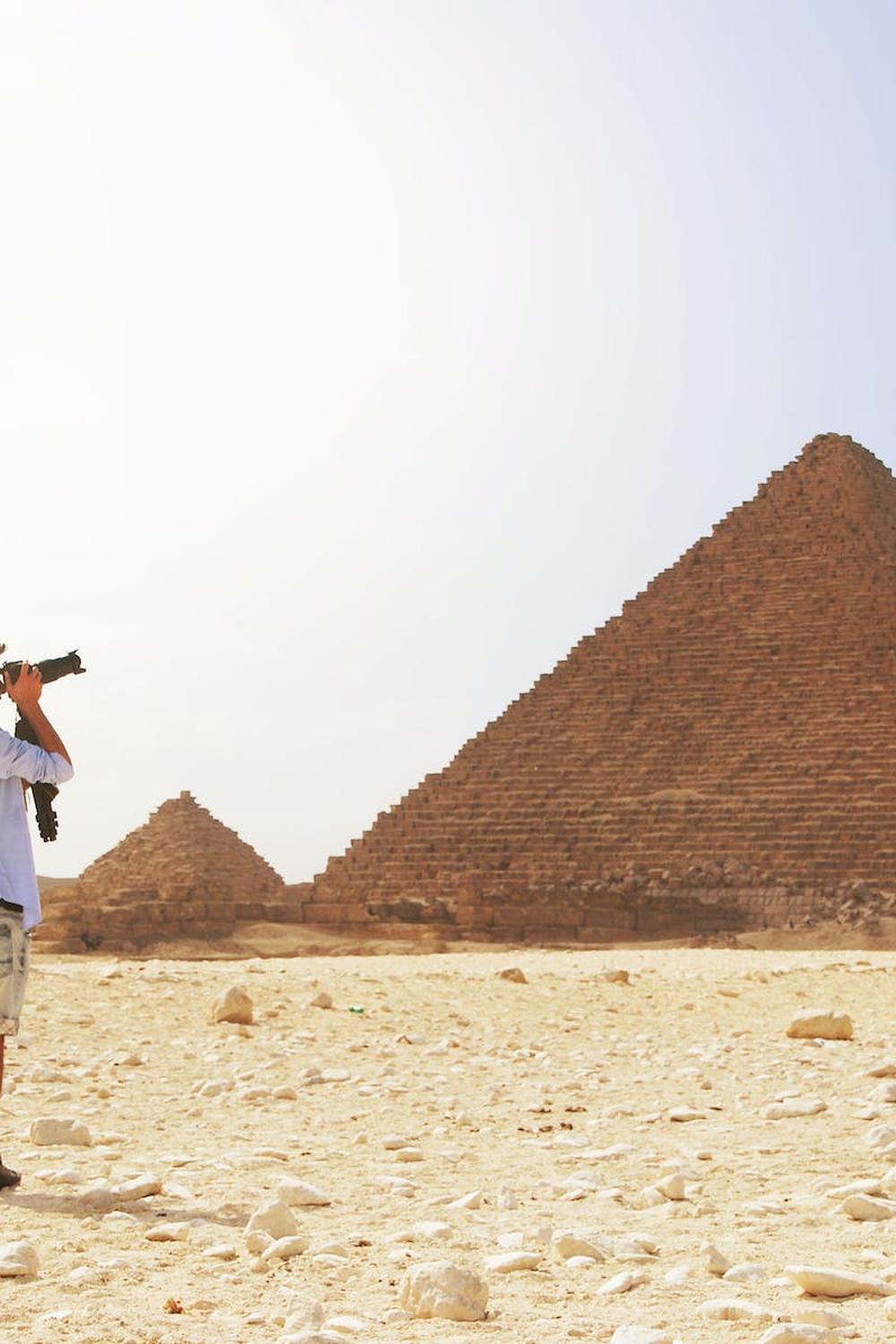 man_taking_photo_of_the_great_pyramid